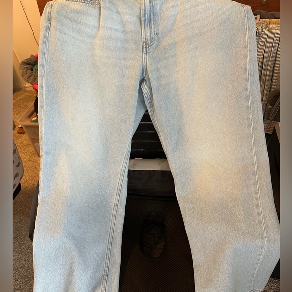 Women’s Old Navy Mid Rise Wide Leg Jeans in Light Dip Blue - Picture 2 of 6